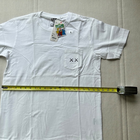 [NEW] KAWS x Uniqlo white tee - Picture 4 of 7